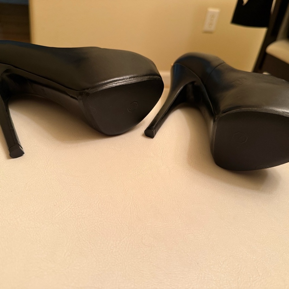 Louis Vuitton Elegant Black Heels with Gold Accent - Picture 4 of 5